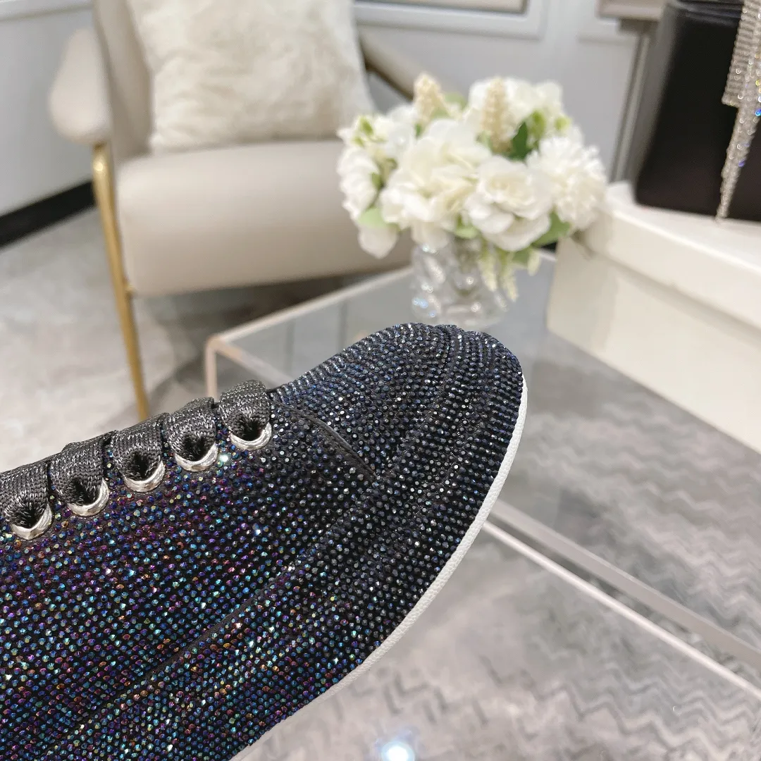 👟👟Ex-factory price 560👟👟 Men's size +10 2025SS McQueen crystal inlaid large and small diamond casual shoes counter original 1:1 production Fabric: imported silk velvet + imported Czech diamonds Lining: sheepskin lining Code number: 35-41 Male 39/44